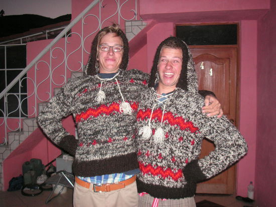 Maxi und Joni mit ihren neuen Pullis