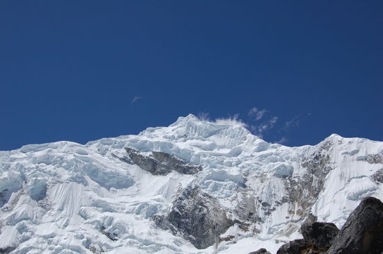 Dort wo der Grat zum erstenmal aussteilt (unterhalb der kleinen Wolke) sind wir am 6350 Meter hohen Chopicalqui umgedreht