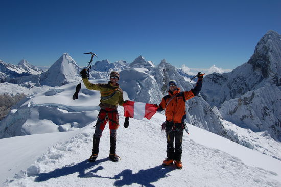 Aufm Gipfi vom Pisco (im Hintergrund sieht man Berge)