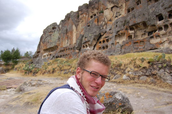 Ratet mal was hinter der Kamera geschah! Das Bild entstand bei den Grabstaetten von Otuzco