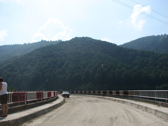 Auf einer Staumauer - Stauseen gibt es hier jede Menge