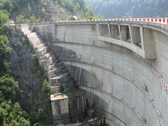 Hinter der Staumauer