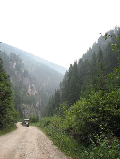 Die Straße führt durch die Berge