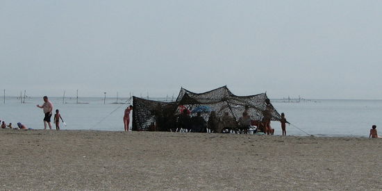 Unter dem Tarnnetz sitzen wir