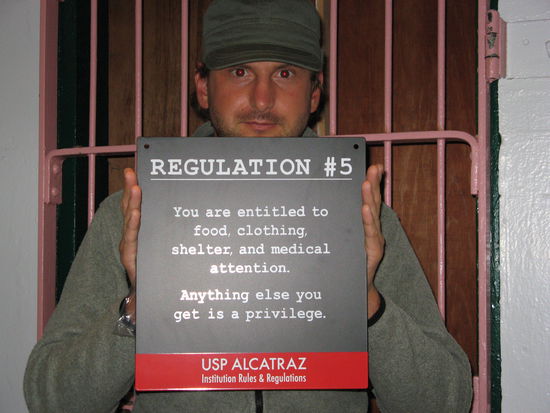 uebrigens: immer warmes Wasser beim Duschen, um die Flucht durch die kalte Frisco Bay toedlich enden zu lassen