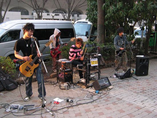 cooler Sound lockt uns an...
viele hoffen entdeckt zu werden