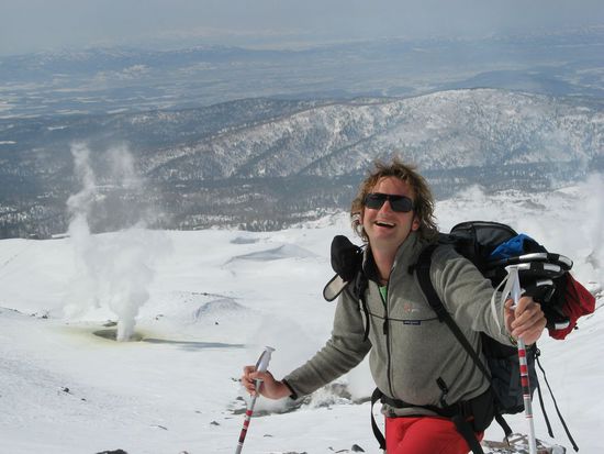 Zwischen Schwefelschwaden auf den Vulkan... immer laecheln !