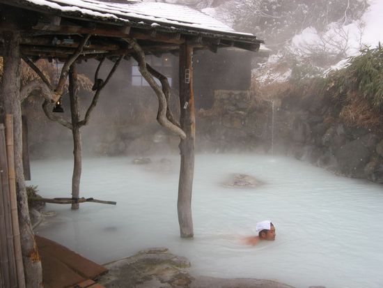 konstante 43 Grad mitten aus dem Fels