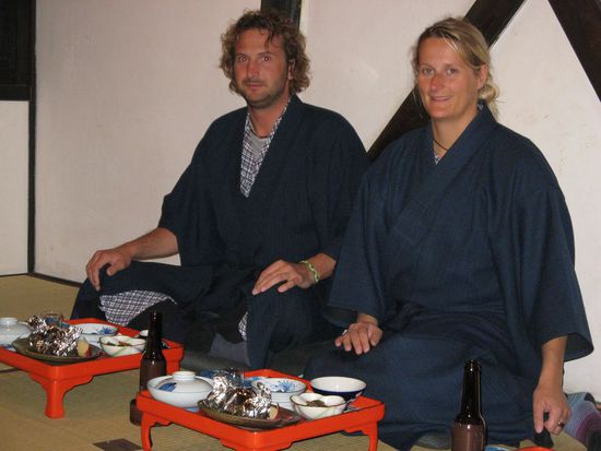 Tofu - Suppe, roher Fisch, Seegraeser und Algen, viel Reis, Pilze mit salzigen Pflaumen - eine neue Erfahrung...