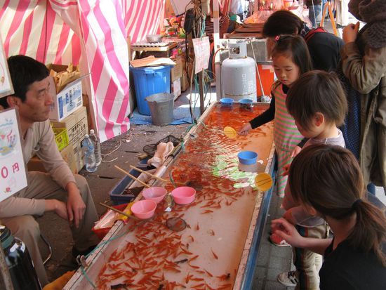 Volksfest neben den Kirschbaeumen 
- Fische fangen als Spiel
Tierschuetzer aufgepasst !