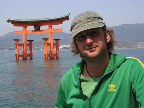 das beruehmteste Tori Japans - aber umgeben von unzaehligen japanischen Touristen