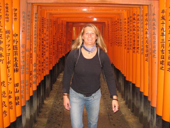 wir durchqueren ueber 10000 rote Toris auf den Pilgerweg nach oben