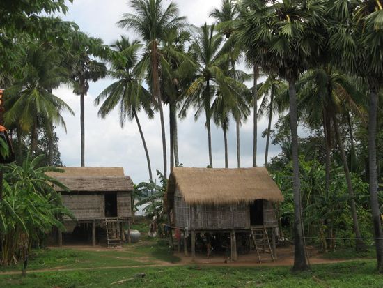 schlichte Haeuser zeigen wie die Menschen auf dem Land leben