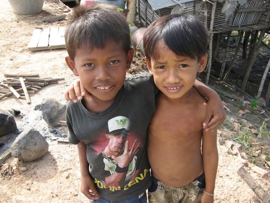 hello, hello - bye bye rufen uns die Kinder aus den Haeusern zu...
es ist schoen willkommen zu sein !