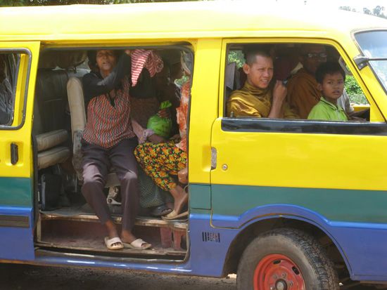 reisen in Kambodscha bedeutet fuer uns:
klein machen !!!
Wir lernen dabei 15-20 Menschen kennen...hihi