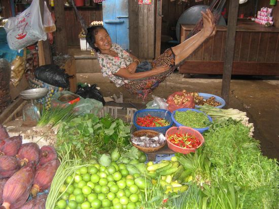 froehliches Markttreiben