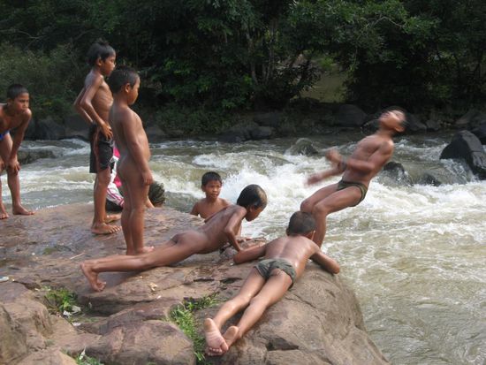 und koennen das taegliche Treiben dort beobachten
Menschen und Tiere leben von und mit dem Fluss...