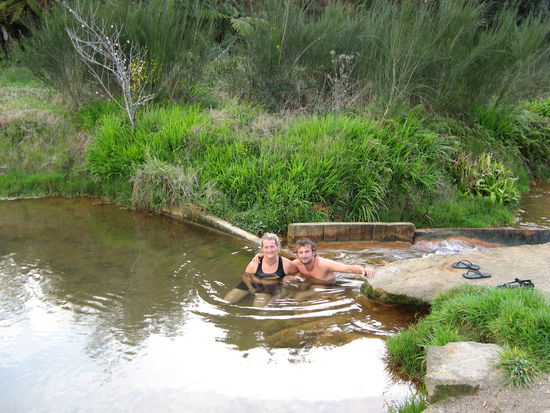 fliessender Bach, ca 40 Grad !
gemuetlich entspannendes Bad heute ohne Arsen !
doch es bleibt manchmal das klitzekleine Gefuehl "Kernkraftwerk in Sichtweite"
aber wir sind wirklich in der Natur !
Wooowww !!!