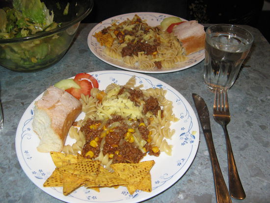 Tatar a la penne mit Tortilla al forno
und Salatbeilage
das war so richtig gut, yiiieeppiieeh !