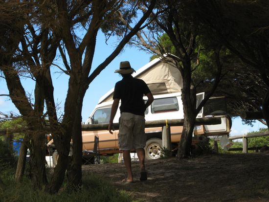 zurueck von der Happy hour...
(locale Runde mit Bier und eingelegtem Hering)