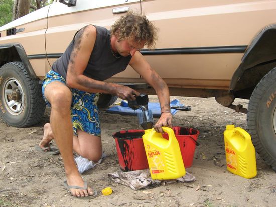 ab auf einen Parkplatz, 2 Eimer, 10 Liter Oel, Oelfilter und ne abgesaegte Spriteflasche...so einfach gehts in Australien (immer laecheln)