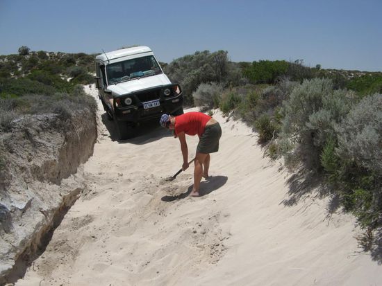 verdammte Schei...
erneutes Brainstorming ergibt:
Track umgraben und gesamte Passage begradigen 
Dann mal los Sandy ! 