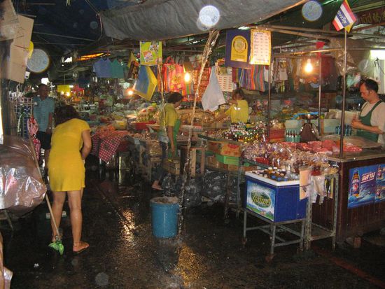 Monsumregen loest schwaebische Kehrwoche auf den Maerkten aus
