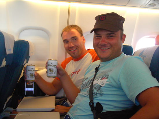 Hallo Markus und alle Anderen!
Wir brauchen einen Loesungsvorschlag: Trinkst Du SINGHA-Beer im Flugzeug, ...???