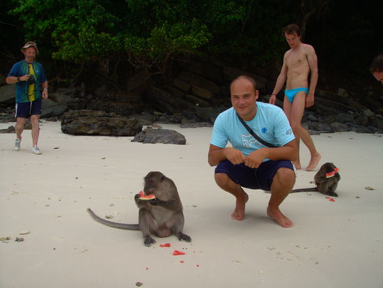 2 ausser Rand und Band am Monkey-Beach!