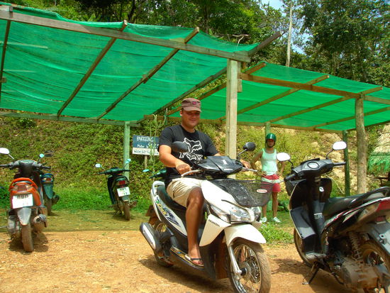 schlimmer als jeder Thai unterwegs - 50ccm und laeuft 110 km/h