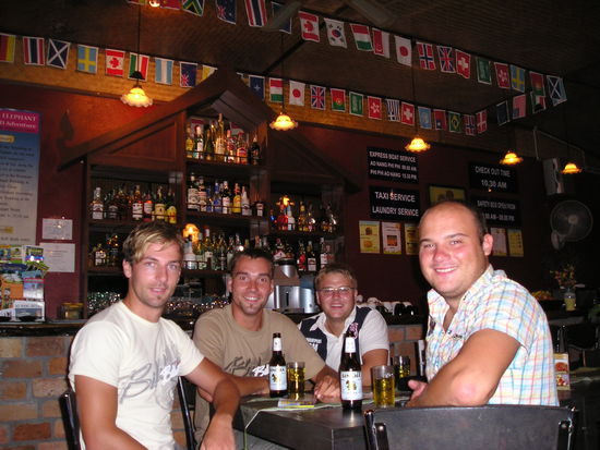 ...vorgluehen in unserer Hotelbar...