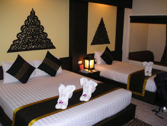 Unser Zimmer, im Hintergrund sieht man den kleinen Wintergarten, warum man diesen hier in Thailand braucht, wissen wir nicht....