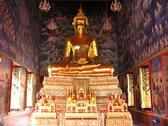 Sitzender Buddha im Wat Thewarat Kunchorn