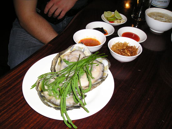 Riesenaustern als Vorspeise. Halli und Trasse hielten sich raus 