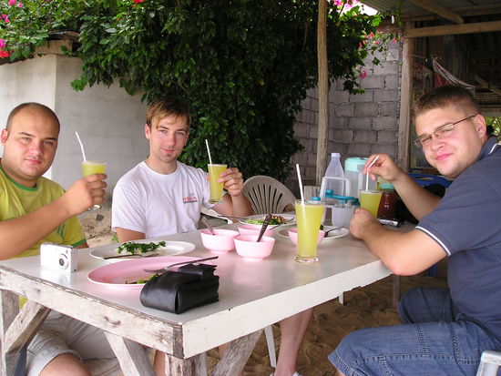 Fruehstuecken am Meer, Reis mit Huehnchen und frisch gepresstem Ananassaft.....mh lecker.