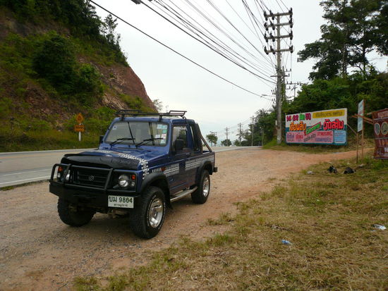 Unser Jeep. Eigentlich ein Suzuki, mit zum Glueck ausreichend Bodenfreiheit - wie sich spaeter herausstellen sollte.