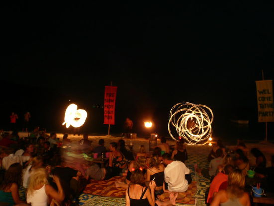 ... werden unter Hinzunahme von ein wenig Benzin und einem Feuerzeug mit den Dingern spektaluläre Kunststücke vollführt...