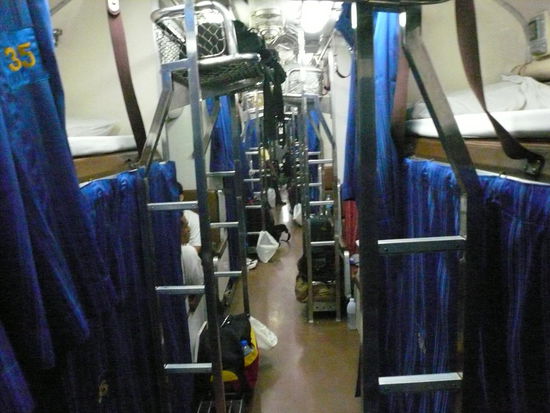Zum Vergleich die zweite Klasse eines Nachzuges. Ähnelt einem U-Boot, oder?