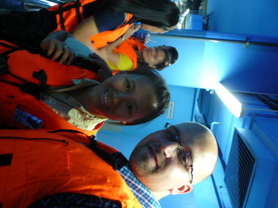 Wong und ich auf dem Boot mit einem Glasboden.