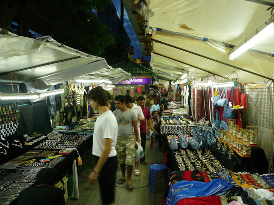 Ein typischer Straßenmarkt mit fast orignialen Uhren, Shirts, Taschen und Schmuck