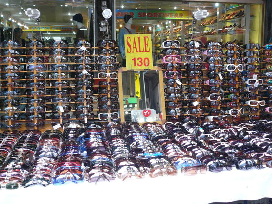 Fast echte Sonnenbrillen für knapp 3 Euro.