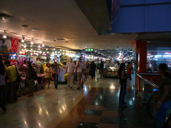 ... mit seinen tausenden kleinen Geschäften, die nach Themenetagen geordnet sind. Wer ein Handy sucht, kann sich ja einfach mal in Etage 3 versuchen...