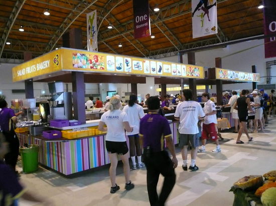 Der Stand mit Salat, Kuchen und Dessert