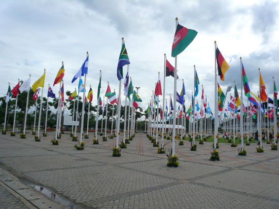 Die Flaggen der teilnehmenden Länder...