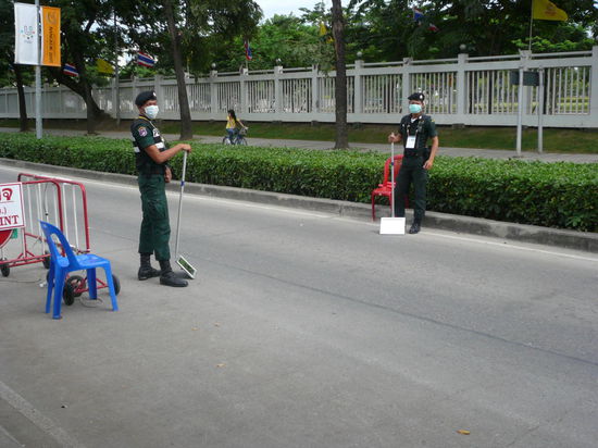 Jedes Auto wurde kontrolliert und bevor man in Wohnbereich war, wurde man noch 2 mal wie am Flughafen durchleuchtet.