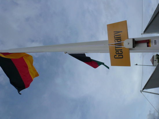 ... darunter auch unsere Fahne.