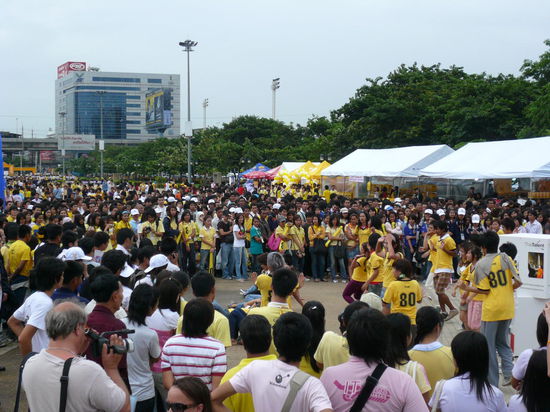 Da ich nach dem Training zufuss zum Stadion bin, habe ich das Spektakel auf dem Vorplatz live miterleben koennen.