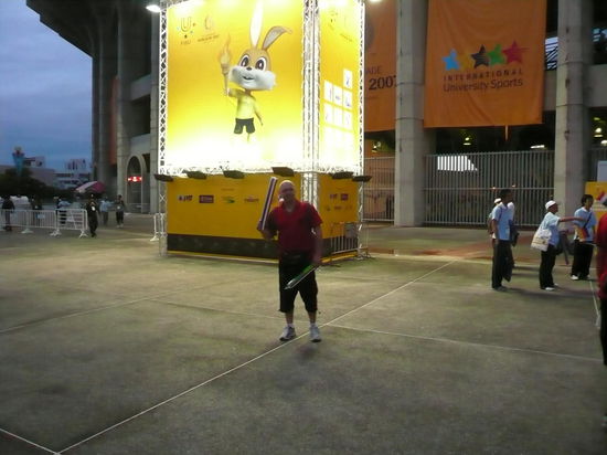 direkt vorm stadion und dem Maskottchen der Spiele.