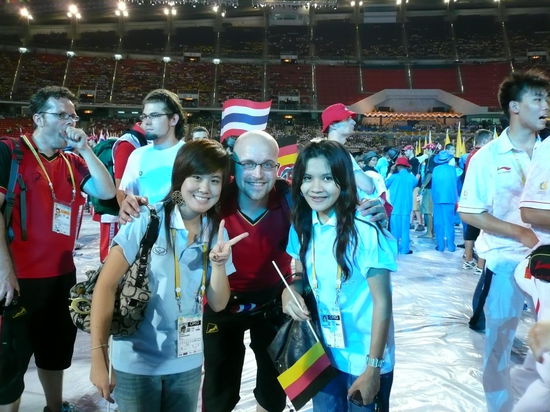 ... und natuerlich mit unseren Attachee(auf dem Bild links ist Nana und rechts ist Som). Sie sind fuer unsere Nationalmannschaft zustaendig und helfen uns woimmer sie nur koennen beim uebersetzen, organisieren und gute Laune machen.