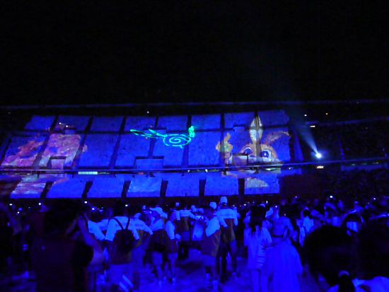 Eine Riesenlasershow fuer die Sportler, die schon im Stadion waren.